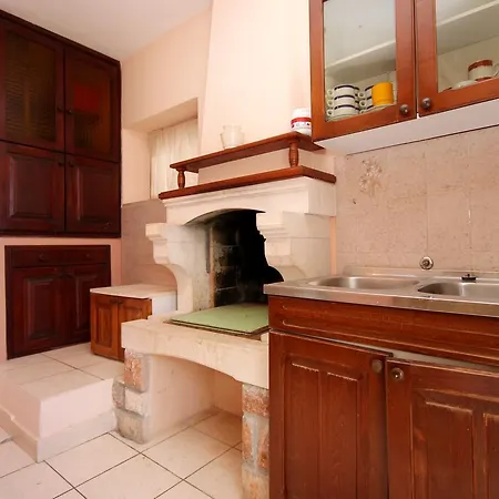 Karbuni 9308b Apartman *